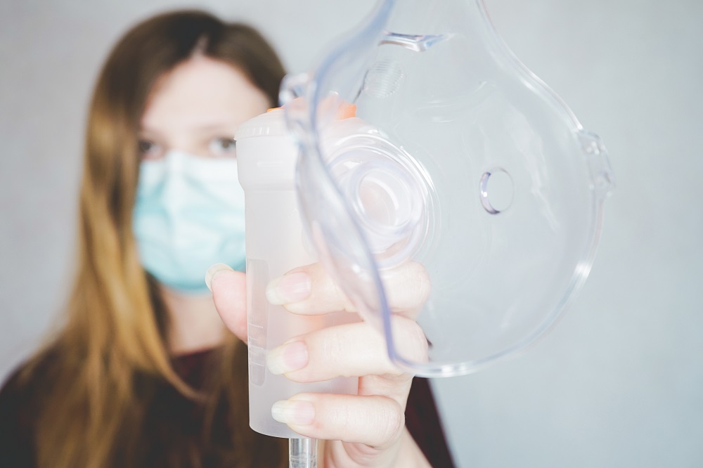 Jonge vrouw die een beschermend gezichtsmasker draagt