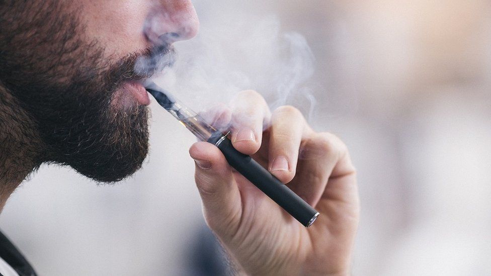 Los cigarrillos electrónicos podrían estar disponibles en el NHS para abordar las tasas de tabaquismo